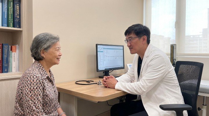 醫師向病患解說體脂肪過高引發的脂肪肝風險 使用精密儀器測量體脂肪過高與內臟脂肪指數 透過科學運動計畫有效改善體脂肪過高問題 健康飲食餐盤示意圖，強調均衡營養 專注的醫師正在諮詢關心健康的病患