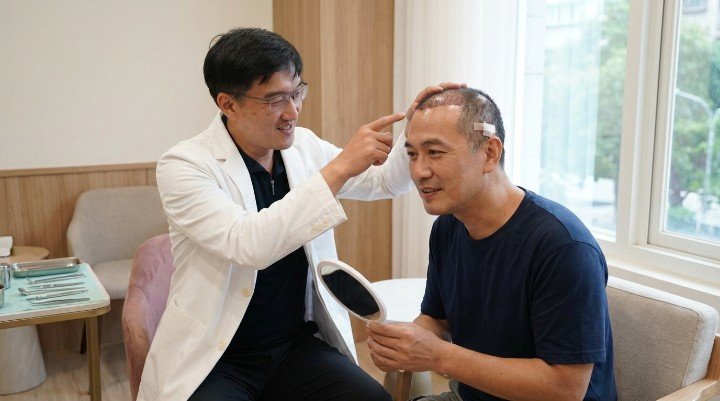 [1]專業醫師正在講解植髮術後保養的核心重點 [2]透過幹細胞技術輔助植髮術後保養的過程 [3]幫助毛囊穩固生長的植髮術後保養護理細節 [4]法瑞診所提供的專業植髮術後保養療程環境