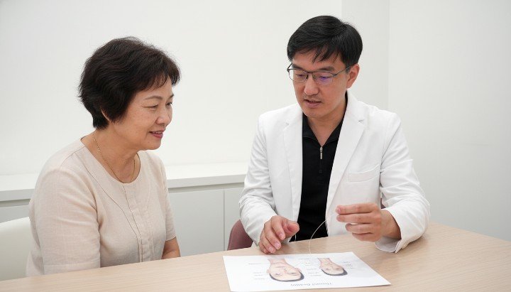 [SEGMENT]醫師近距離展示用於埋線拉提的倒鉤線材[/SEGMENT] [SEGMENT]準新娘接受埋線拉提諮詢並規劃輪廓線[/SEGMENT] [SEGMENT]醫美診所內進行埋線拉提療程的專業環境[/SEGMENT] [SEGMENT]對比施作埋線拉提後的臉部V字緊緻線條[/SEGMENT]