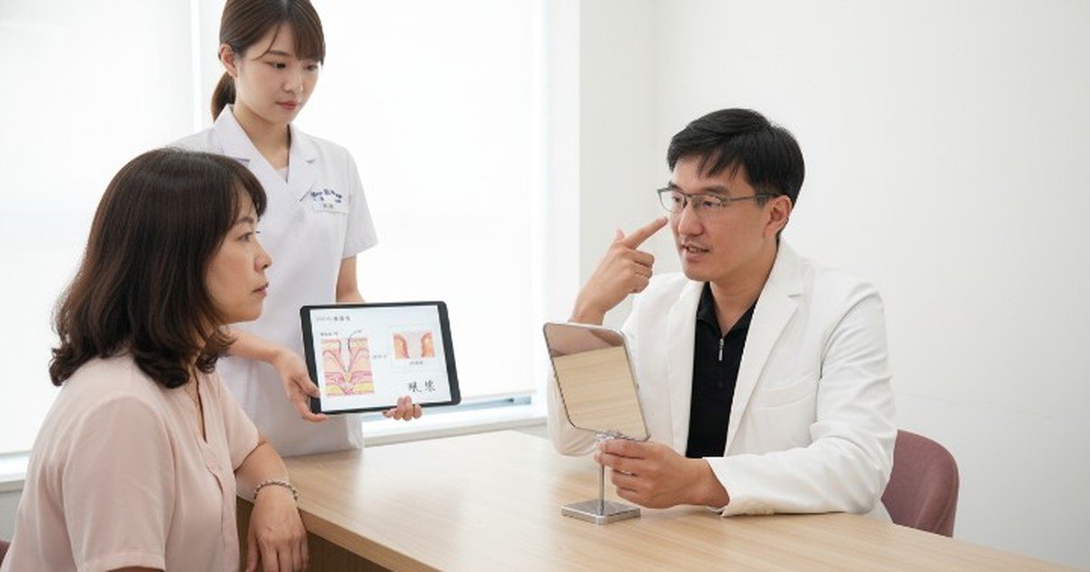 專業醫師示範正確洗臉方法,強調清潔與保養的重要性